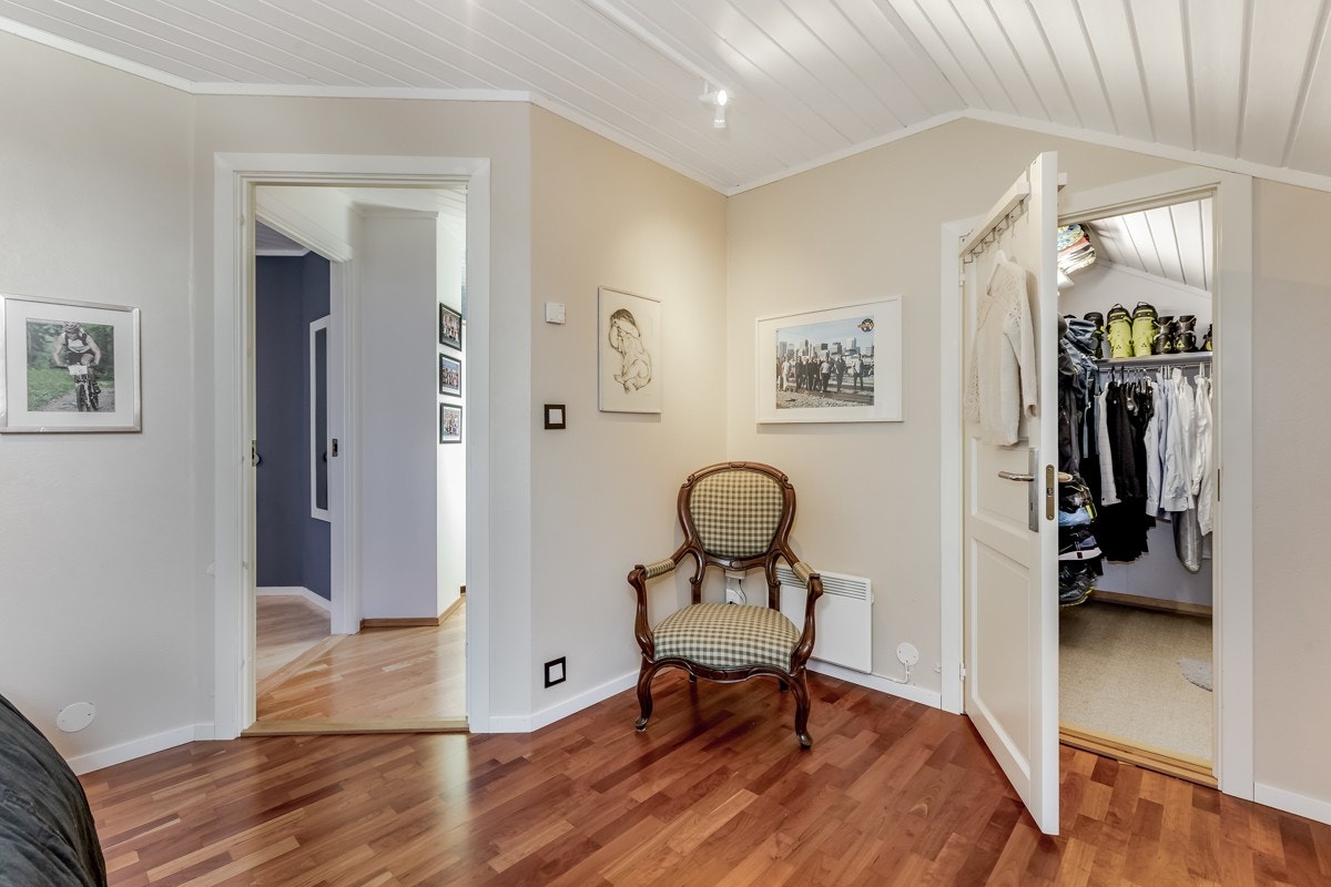 Bilde tatt i hovedsoverommet i 2 etg. Dør ut til gang og dør inn til romslig walk in closet. Galleribilde