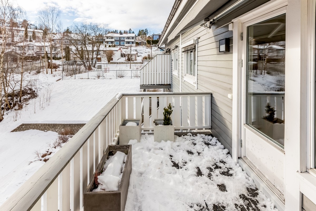 Sydvendt balkong utenfor stuen. Galleribilde