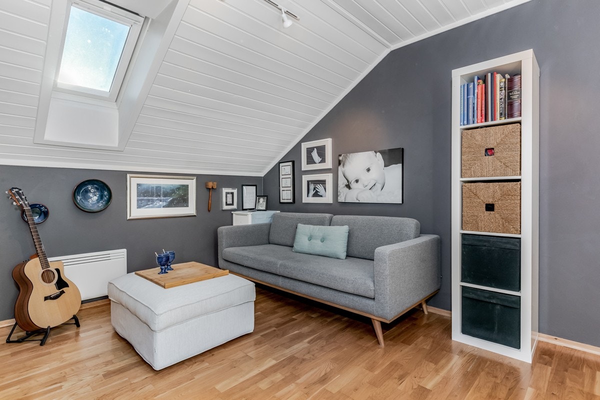 Boligen har ekstra stue i topp etasjen, perfekt for barna i familien å ha en ekstra sone for tv spill og sosialt samvær. Galleribilde