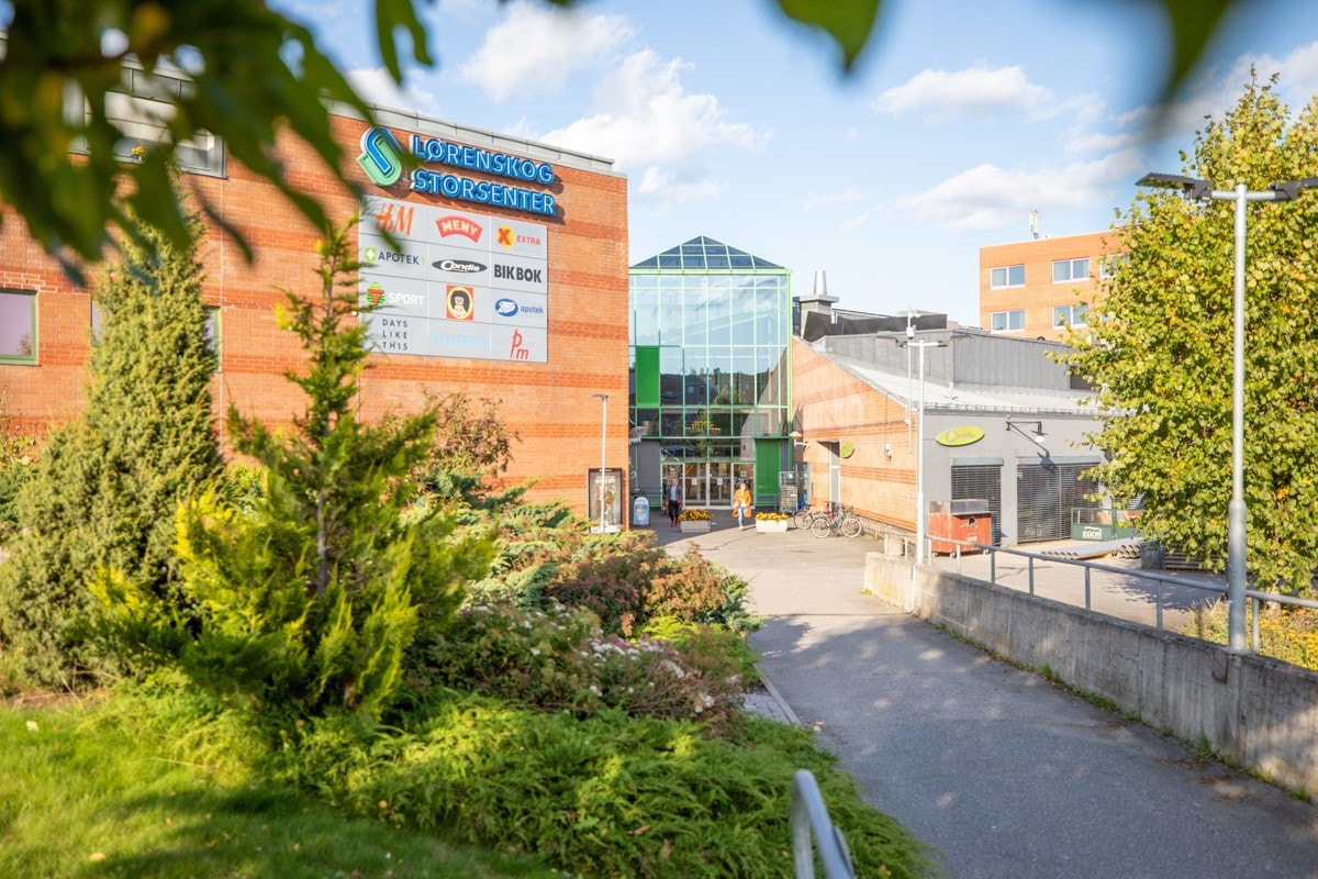 Lørenskog Storsenter Triaden ligger innen gangavstand og har et godt tilbud av forretninger, treningssenter, servering m.m. Galleribilde