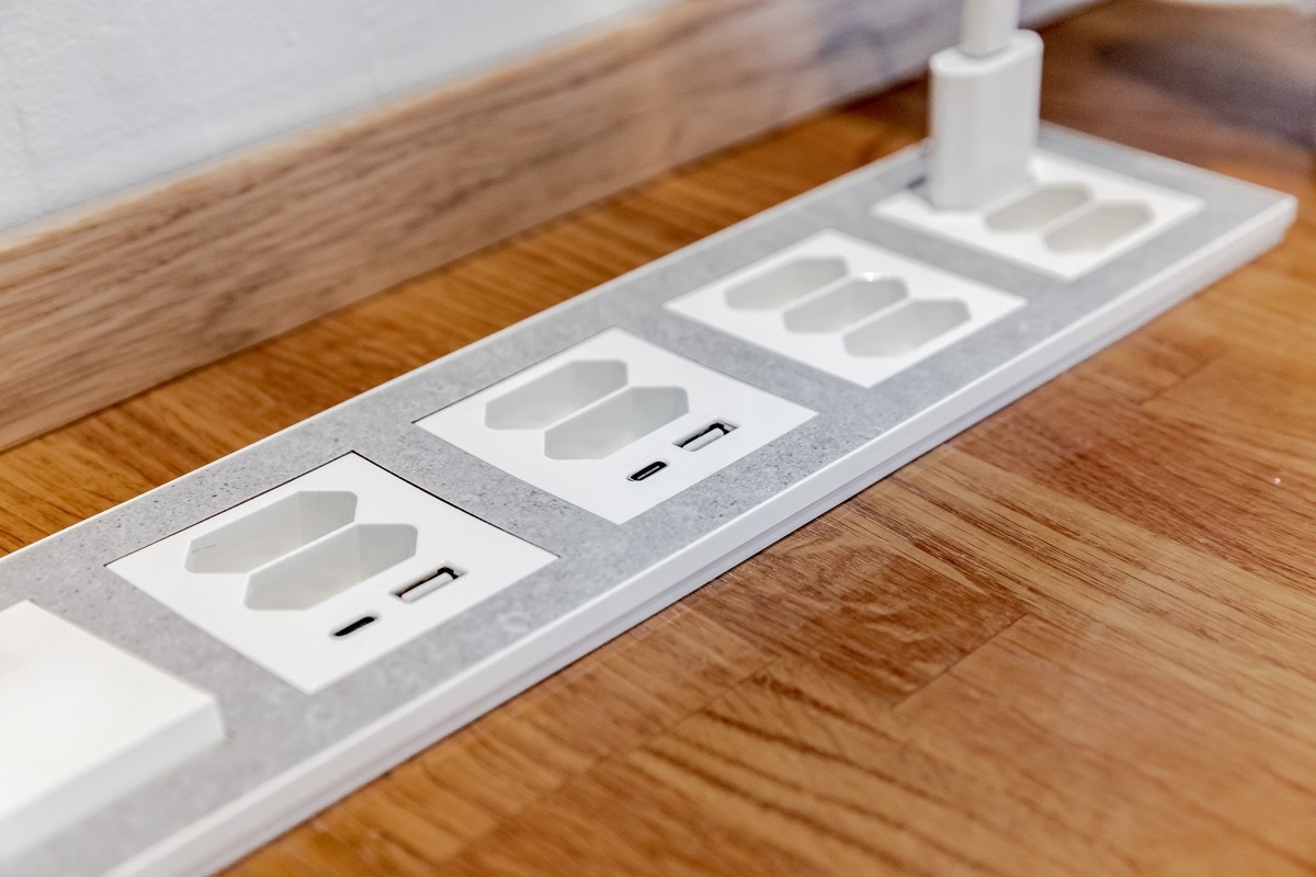 Ekstra strøm og gode lademuligheter på kjøkkenbenken. Galleribilde