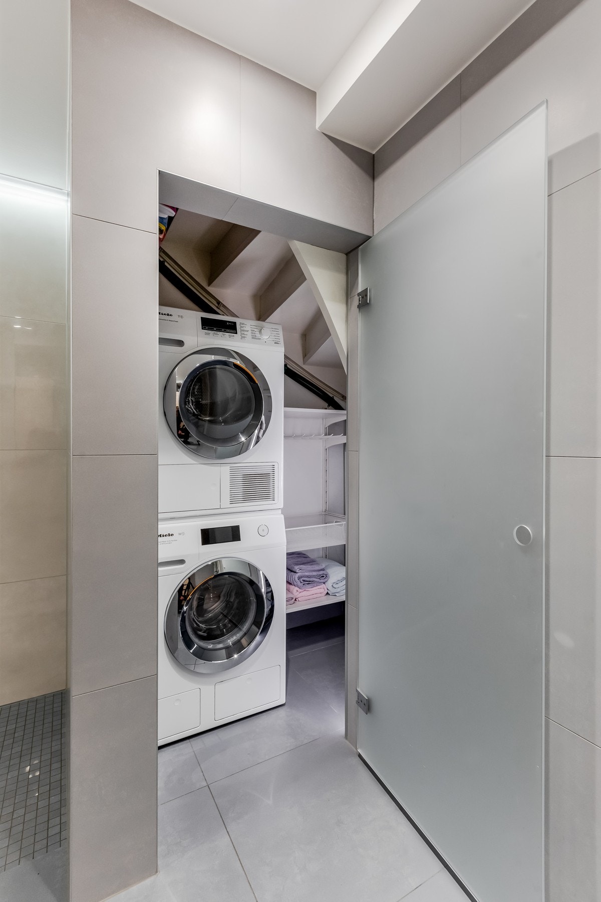 Smart nisje for plassering av vaskemaskin og tørketrummel, her er også ny varmtvannsbereder montert. Galleribilde