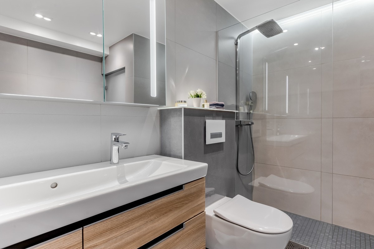 Deilig regnfallsdusj med håndholdt dusj, ledstripe i himling og glassvegg. Galleribilde