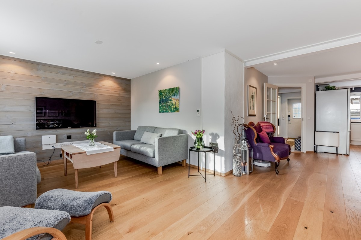 Hyggelig stue i lyse farge -og materialvalg. Det er pipeløp med mulighet for ildsted. Galleribilde