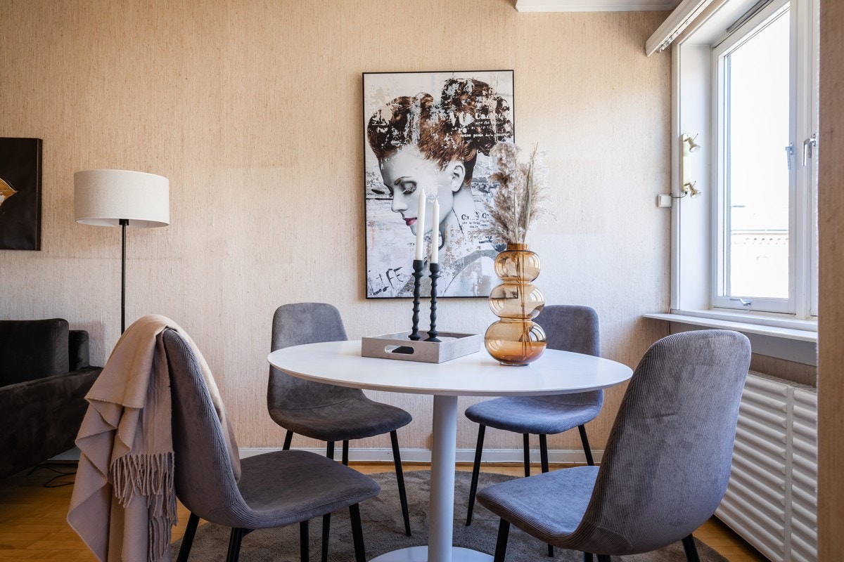 Spiseplassen finner sin naturlige plass ved vinduene. Galleribilde