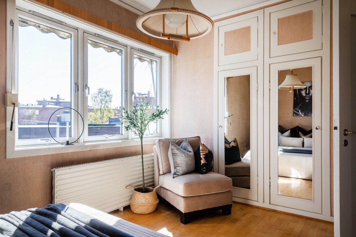 Hovedsoverommet har plassbygde skap med speil. Galleribilde