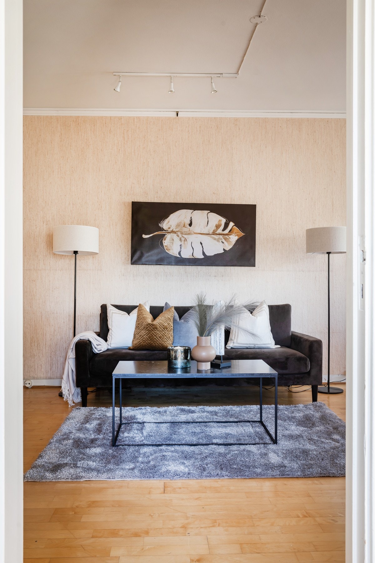 Stuen har god plass til både sofagruppe, mediemøblement og spisebord. Galleribilde