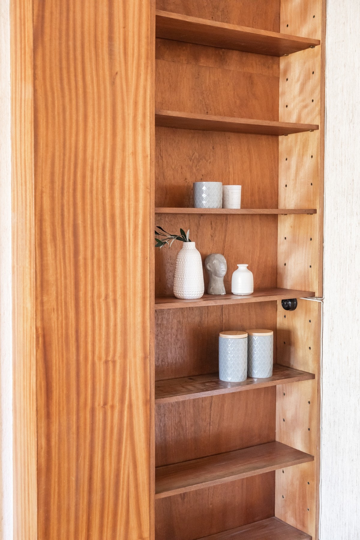 Plassbygget hylle i stuen. Galleribilde