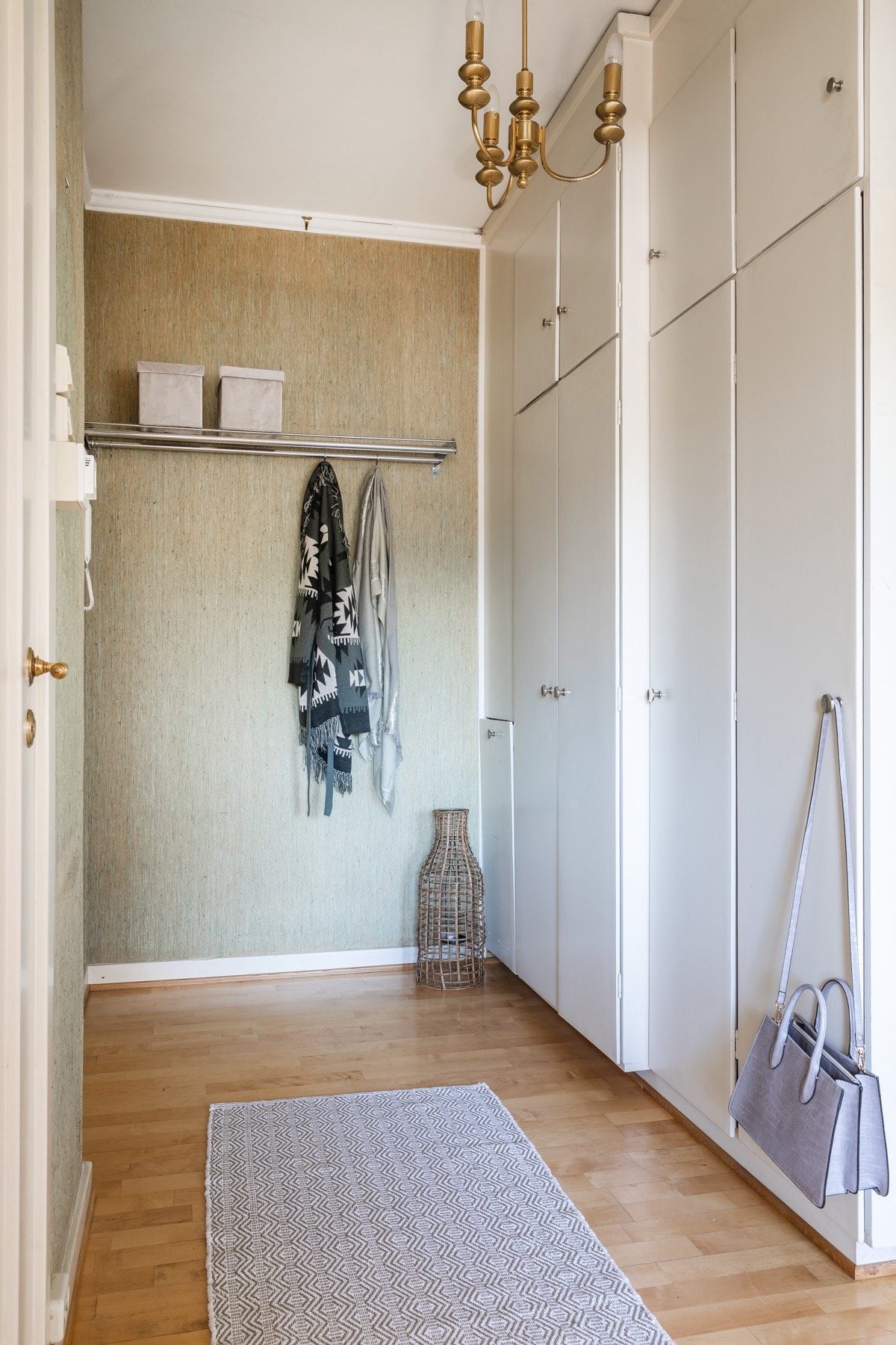 Romslig entré med gode lagringsmuligheter i plassbyggde skap. Galleribilde