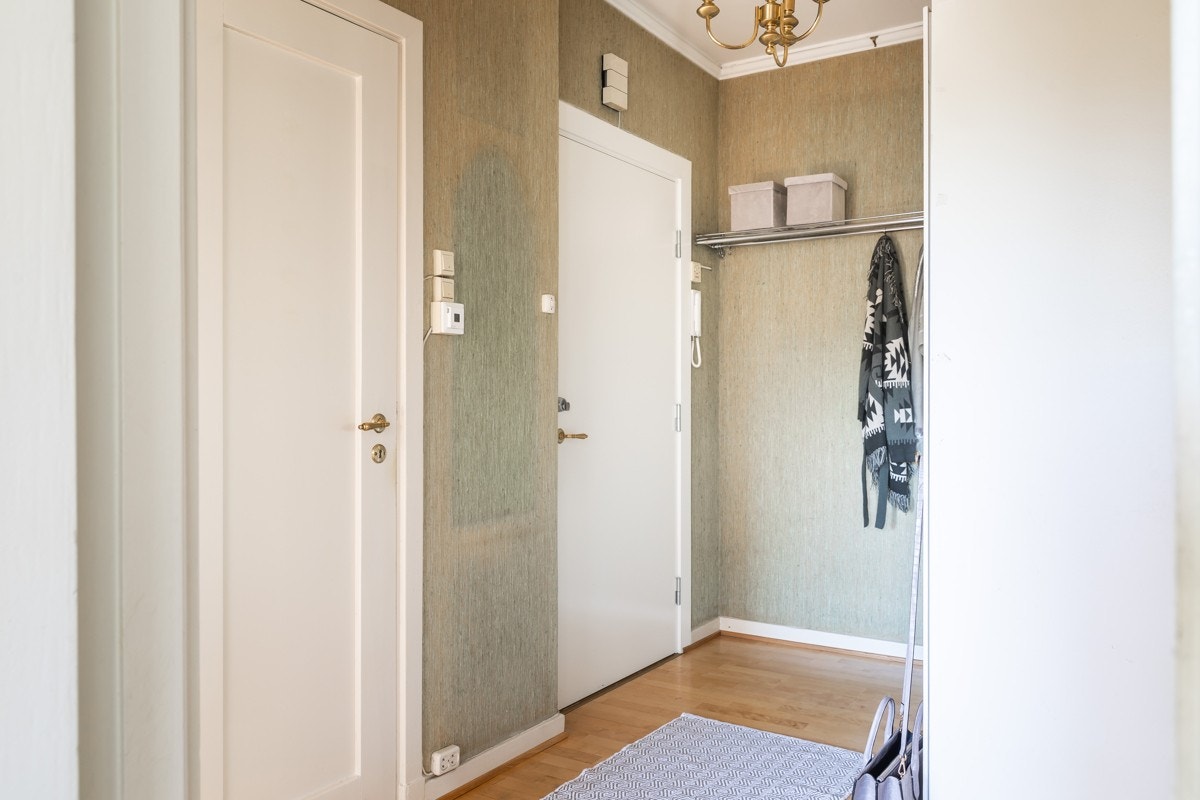 Entréen har dørcalling. Galleribilde