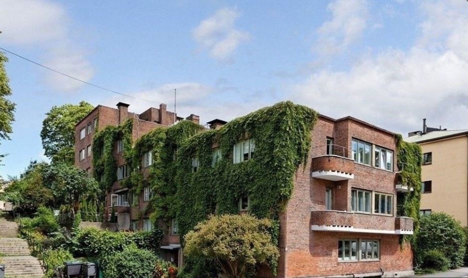 Den særpregede teglsteinsgården dekkes delvis av flott voksende villvin som gjør gården like vakker både på sommerstid som på høsten. Galleribilde