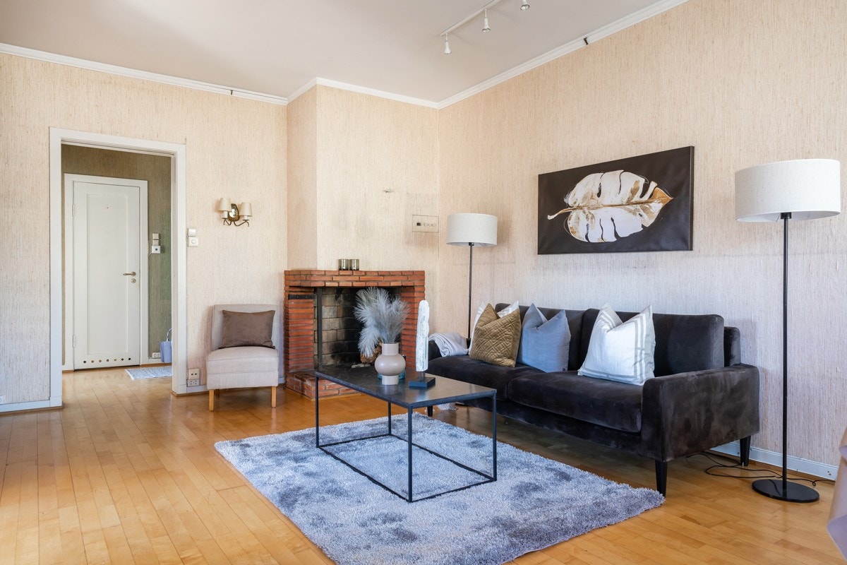 Leiligheten har stort potensiale med god takhøyde, fin planløsning og en sjarmerende peis Galleribilde