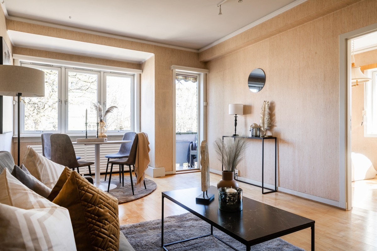 Leiligheten har en stor, lys og luftig stue, et deilig oppholdsrom som det er lett å trives i. Galleribilde