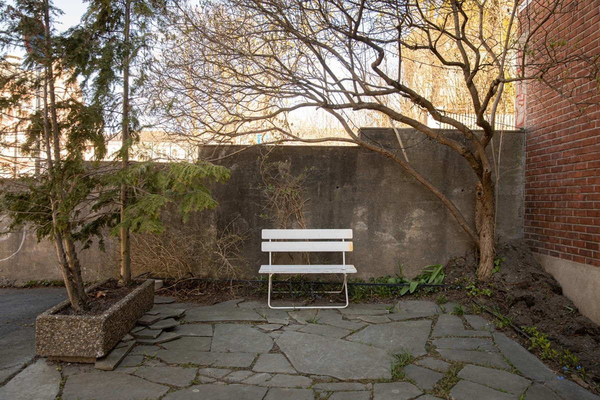 Ved inngangspartiet kan morgenkaffen nytes i hyggelige omgivelser. Galleribilde