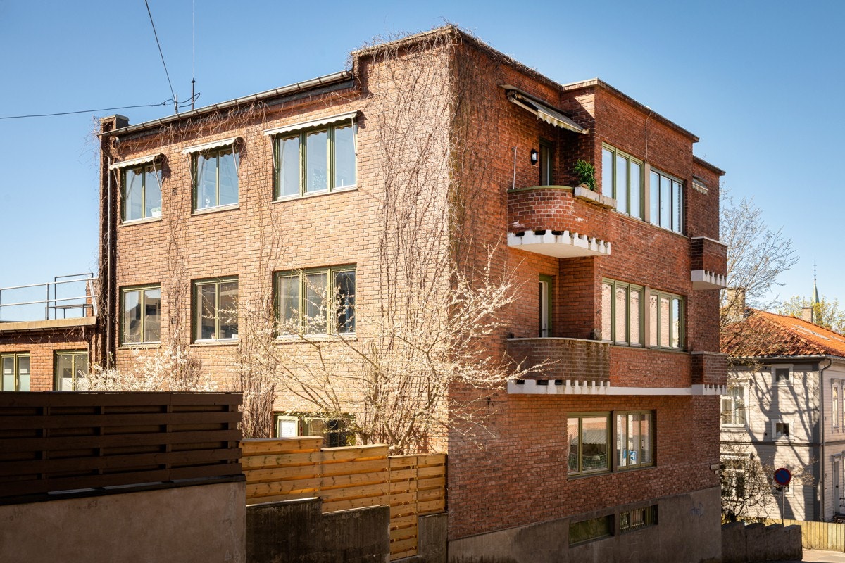 Eiendommen ligger har en sentral, etterspurt og tilbaketrukket beliggenhet med med gangavstand til parkliv, shopping, kollektivtransport, høyskoler og turmuligheter. Galleribilde