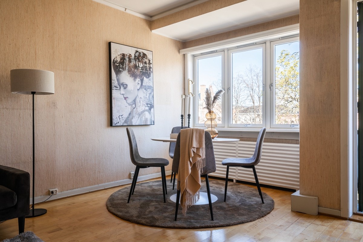 Med plass til stort spisebord kan man samles til både hverdag og fest. Galleribilde