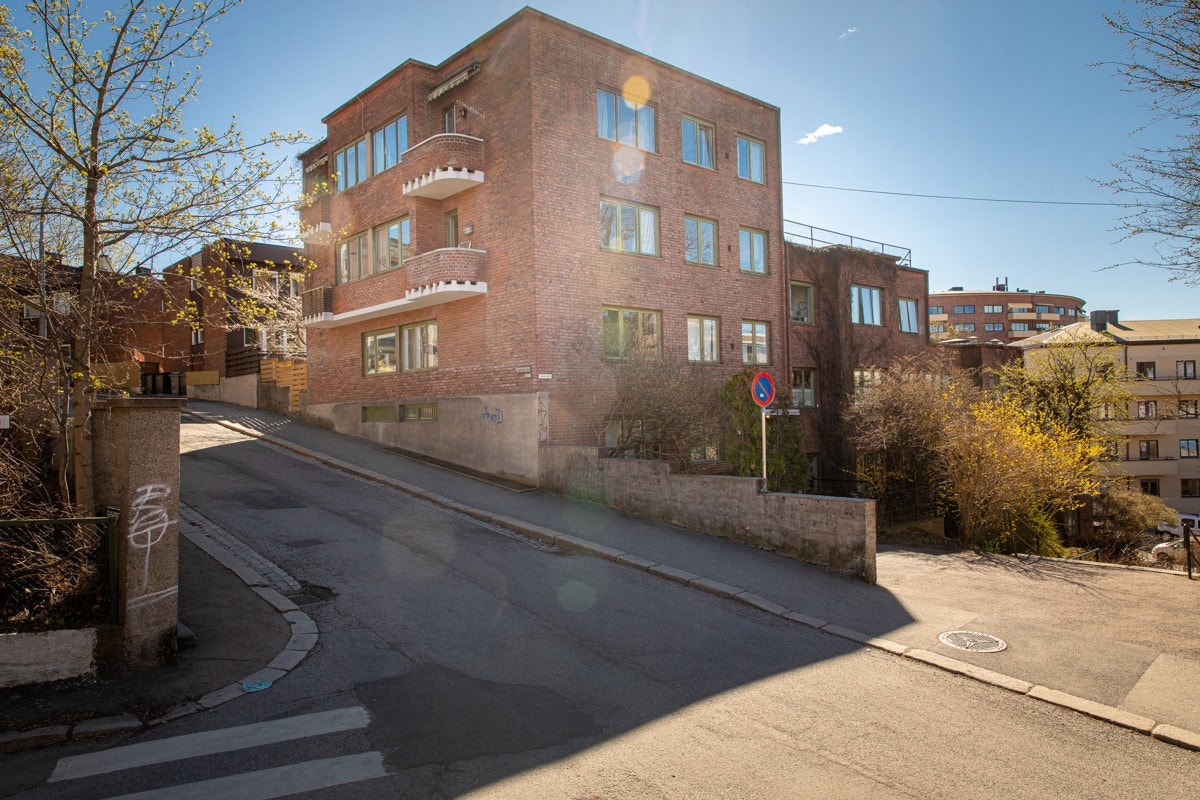 Leiligheten ligger fint til i en stille og attraktiv gate mellom Bislett og Bolteløkka. Galleribilde