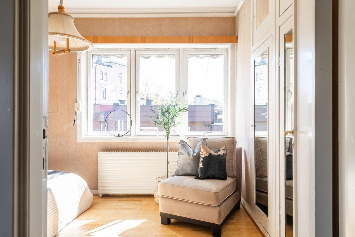 Hovedsoverommet har gode innvendige lysforhold med lysinnslipp fra vindusrekke. Galleribilde