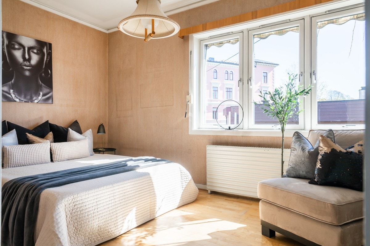 Hovedsoverommet er romslig med god plass til dobbeltseng, nattbord, kontorpult og garderobeskap. Galleribilde