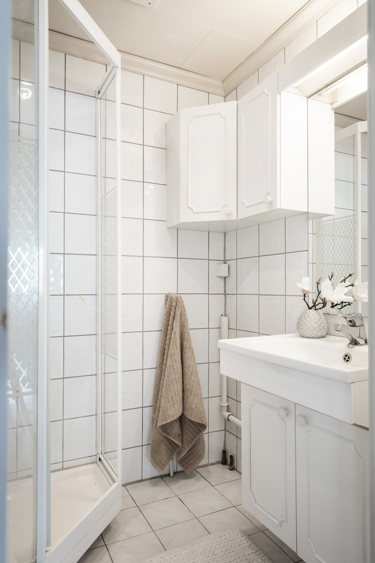 Lyst flislagt bad med varmekabler. Det er planlagt nye bad i regi av aksjelaget, men pga. covid-19 er dette prosjektet forsinket. Galleribilde