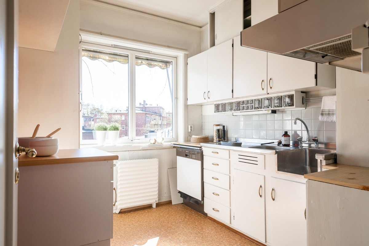 Romslig separat kjøkken med vindu som gir gode lysforhold. Galleribilde