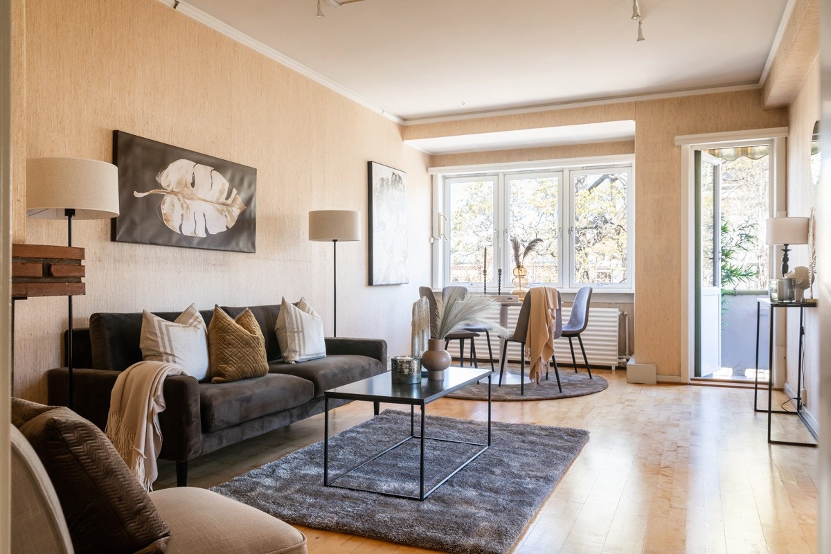 Sisilie Berg i PrivatMegleren har gleden av å presentere Wilhelms gate 10B. En 3-roms topp-/hjørneleilighet med stort potensiale, peis og usjenert balkong med fint utsyn. Galleribilde