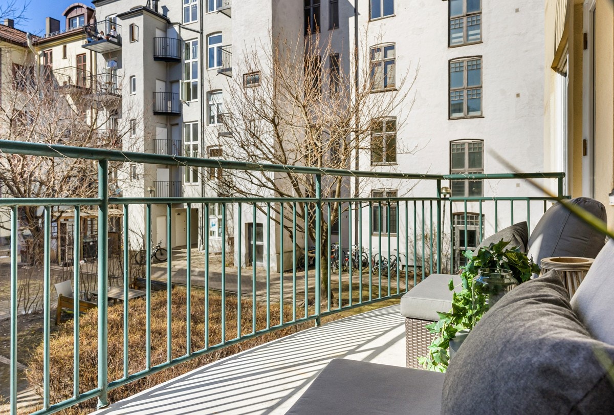 Koselig utsyn fra balkongen mot gårdsrommet. Galleribilde