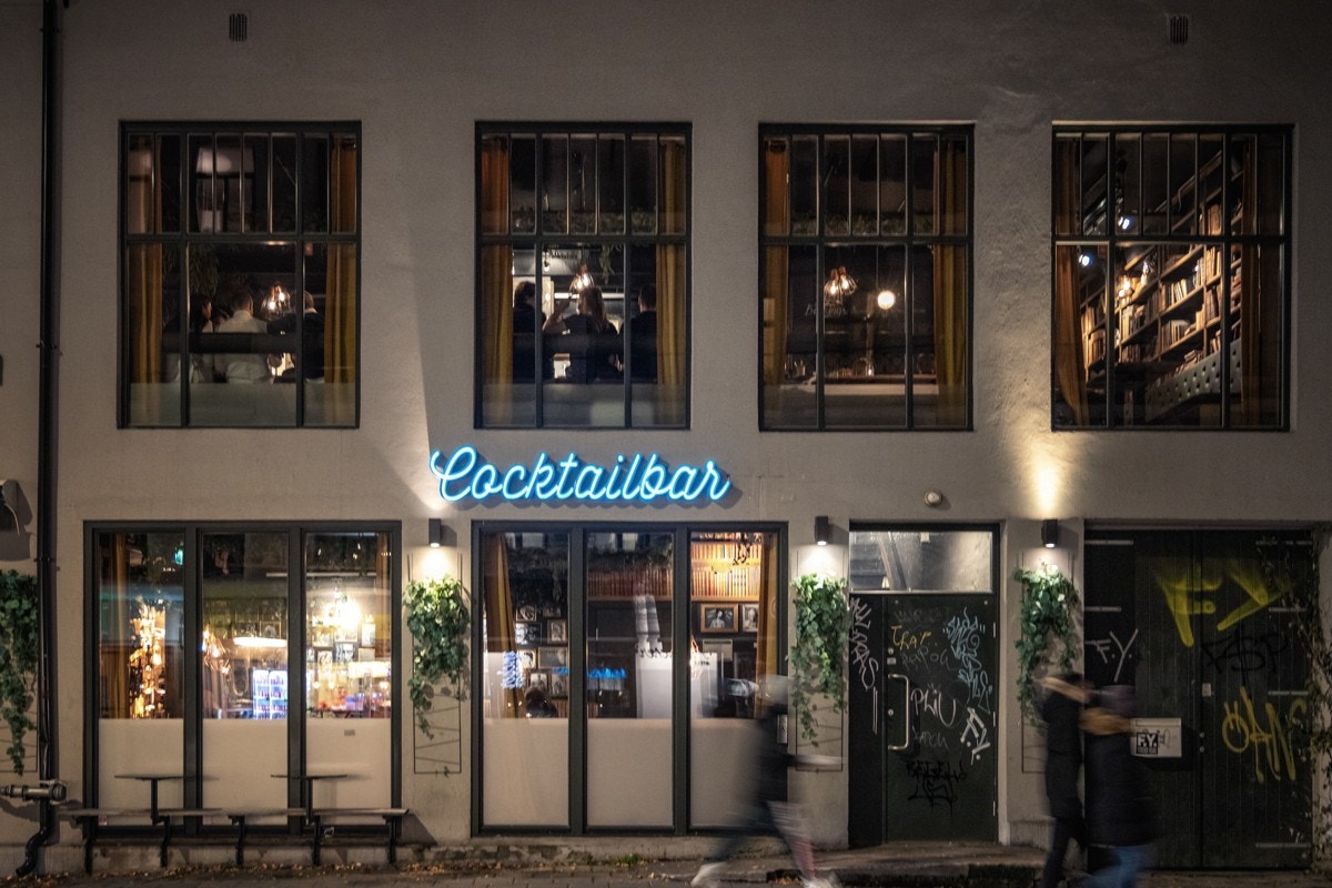 En av byens mest spennende barer hvor de hentet insprasjon fra New Yorks coctailsbarer og kombinerer det med det myldrende utelivet i en av Oslos hippeste bydeler. Galleribilde