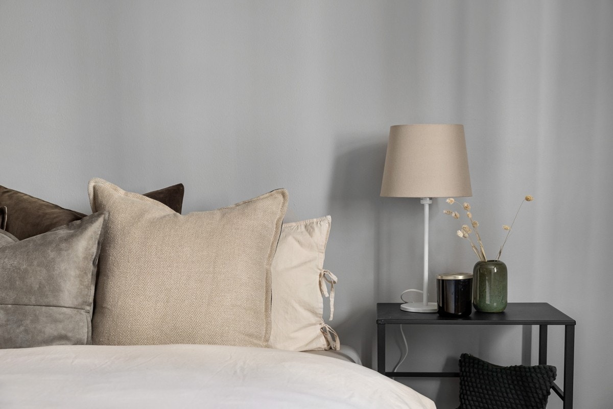 Rommet er malt i duse farger som oppleves lunt og godt gjennom alle årets sesonger. Galleribilde