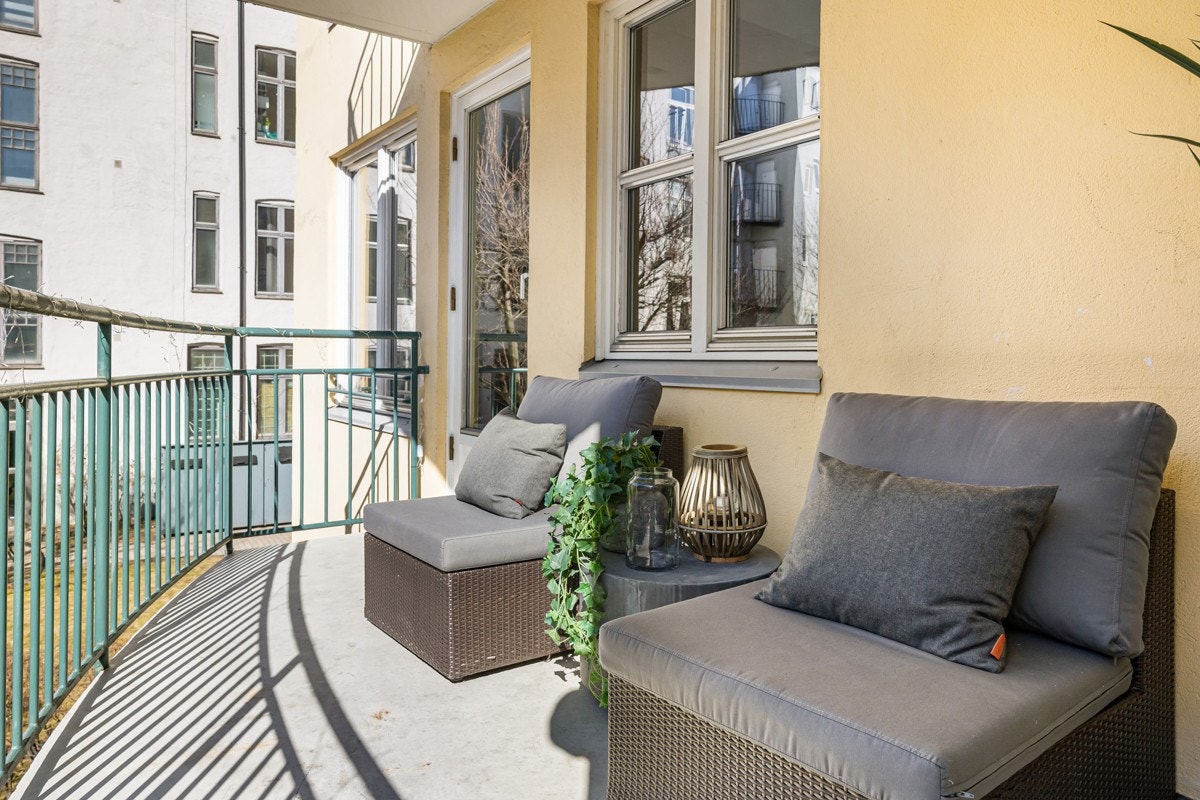 Leiligheten ligger skjermet fra trafikk og vender ut mot parkmessig gårdsrom. Galleribilde