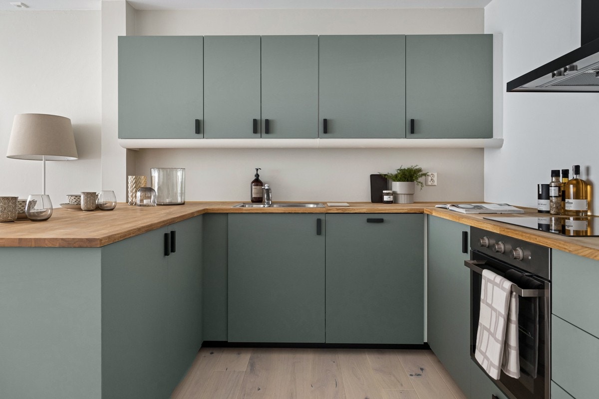 Det er montert vannstopper med magnetventil og komfyrvakt over stekesonen, samt en lekker ventilator i sort utførelse. Galleribilde