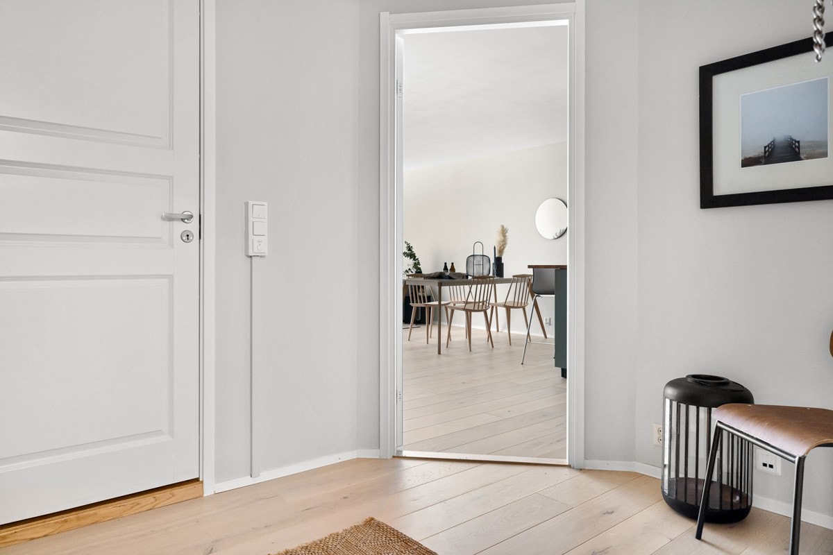 Romslig og praktisk entré/gang med god plass til oppheng av yttertøy, plassering av sko og garderobeløsning. Galleribilde
