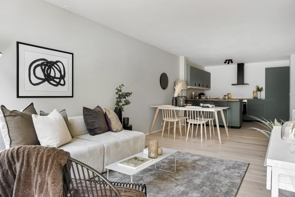 Leiligheten er malt i lyse og delikate farger som gir et stilrent utrykk. Galleribilde