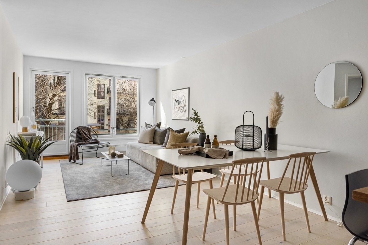 Leiligheten holder en gjennomgående høy standard med flotte materialvalg og fremstår som godt vedlikeholdt. Galleribilde