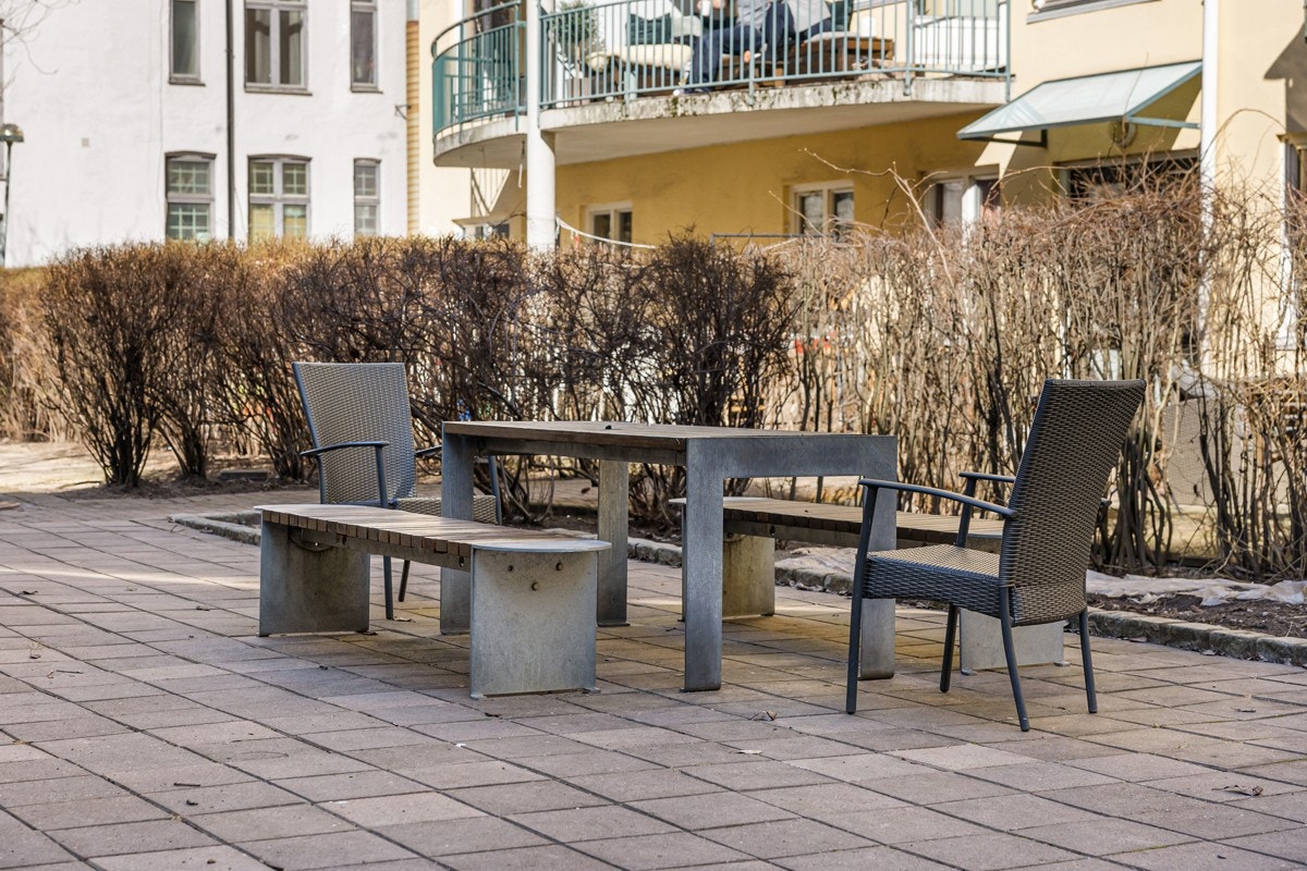 Hyggelige sittegrupper i pent opparbeidet gårdsrom. Galleribilde