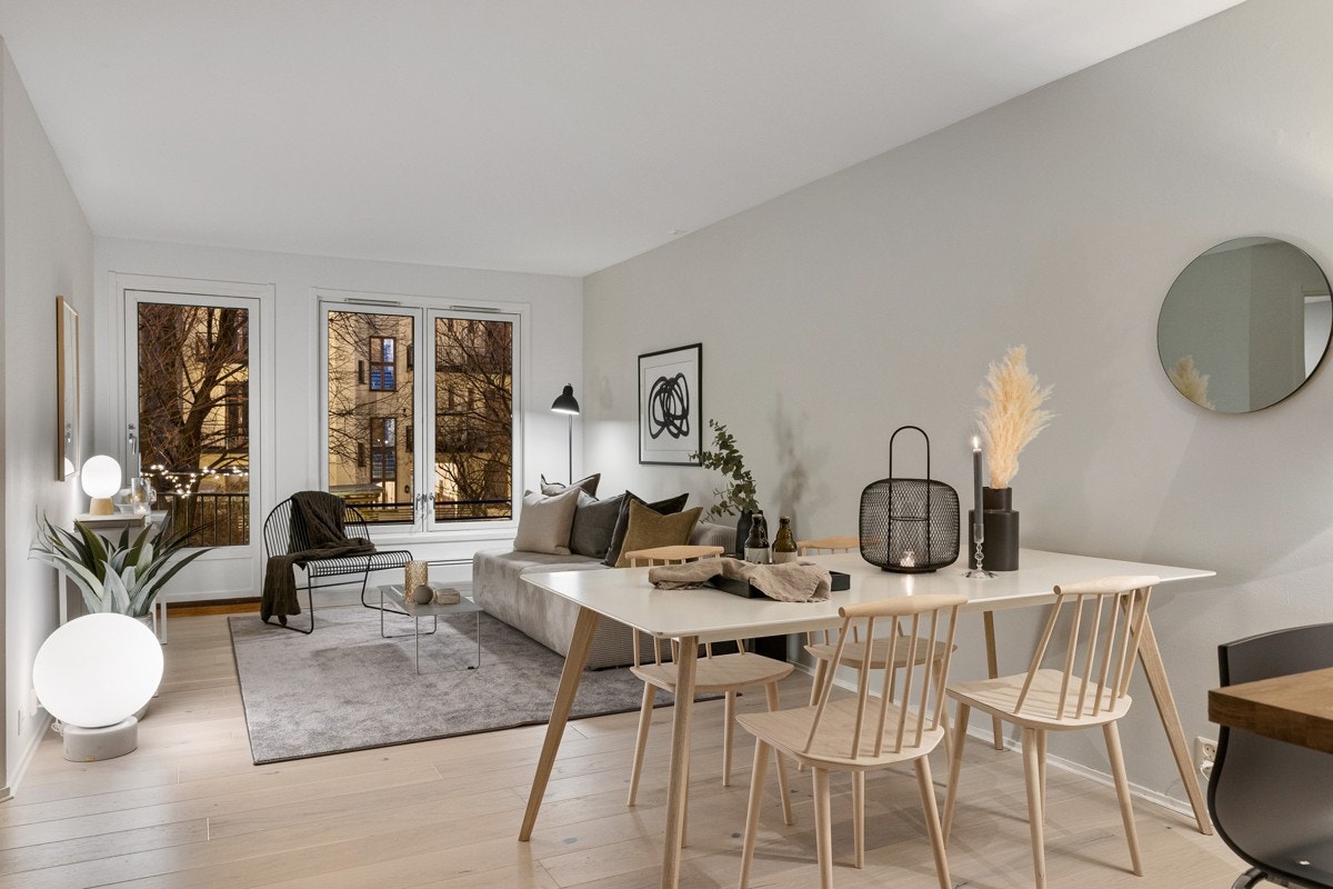 Fantastisk stue med plass til fin sofagruppe, mediemøblement, samt stor spisestue. Galleribilde