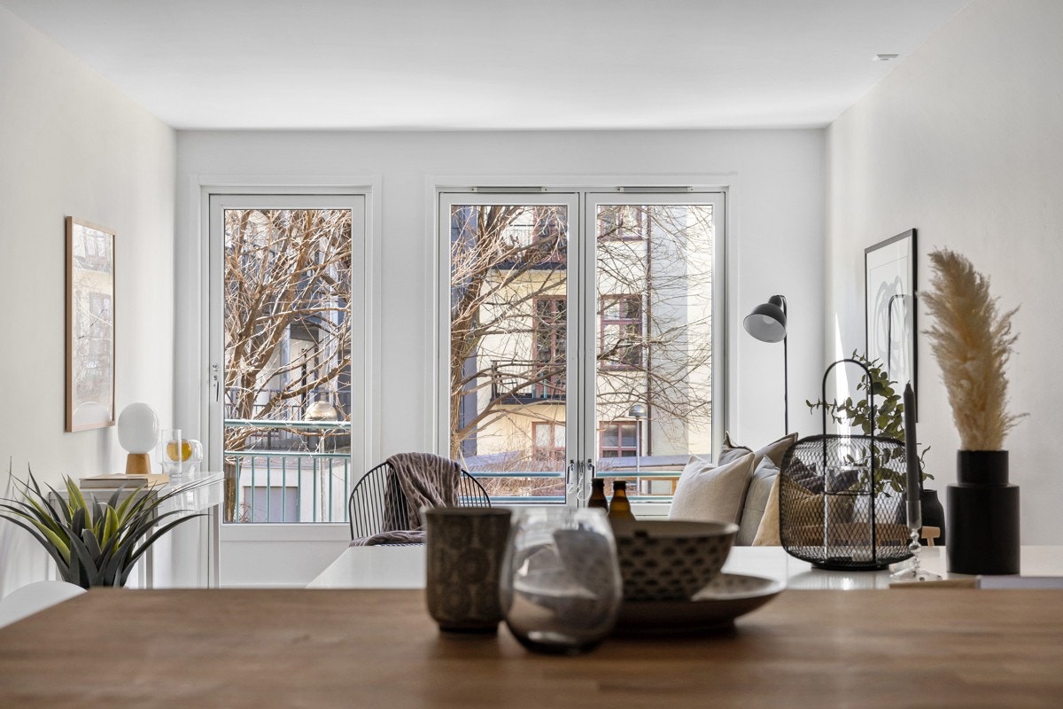 Kjøkkeninnredning har en praktisk halvøy som gir ekstra med benkeplass og en naturlig overgang fra kjøkkensonen til spisestuen/stuen.. Galleribilde