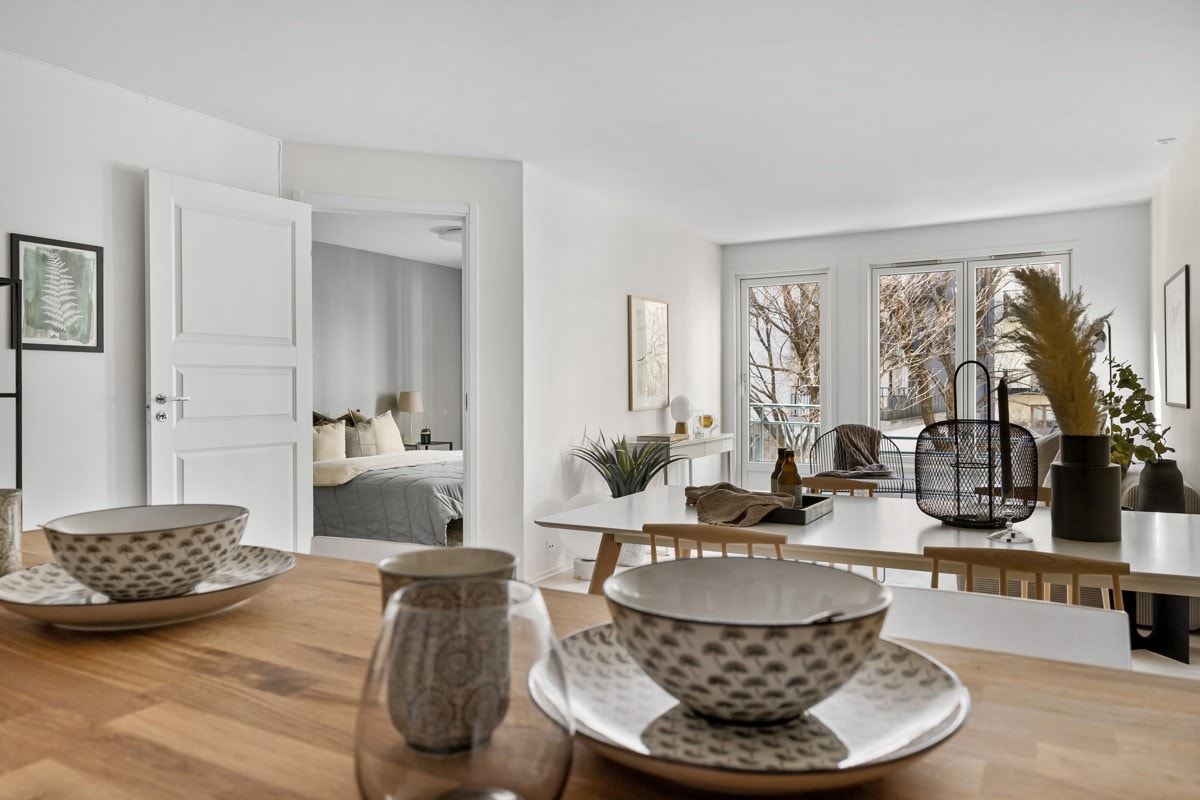 Kombinasjonen av rommets størrelse og de store vindusflatene gir en flott romfølelse! Galleribilde