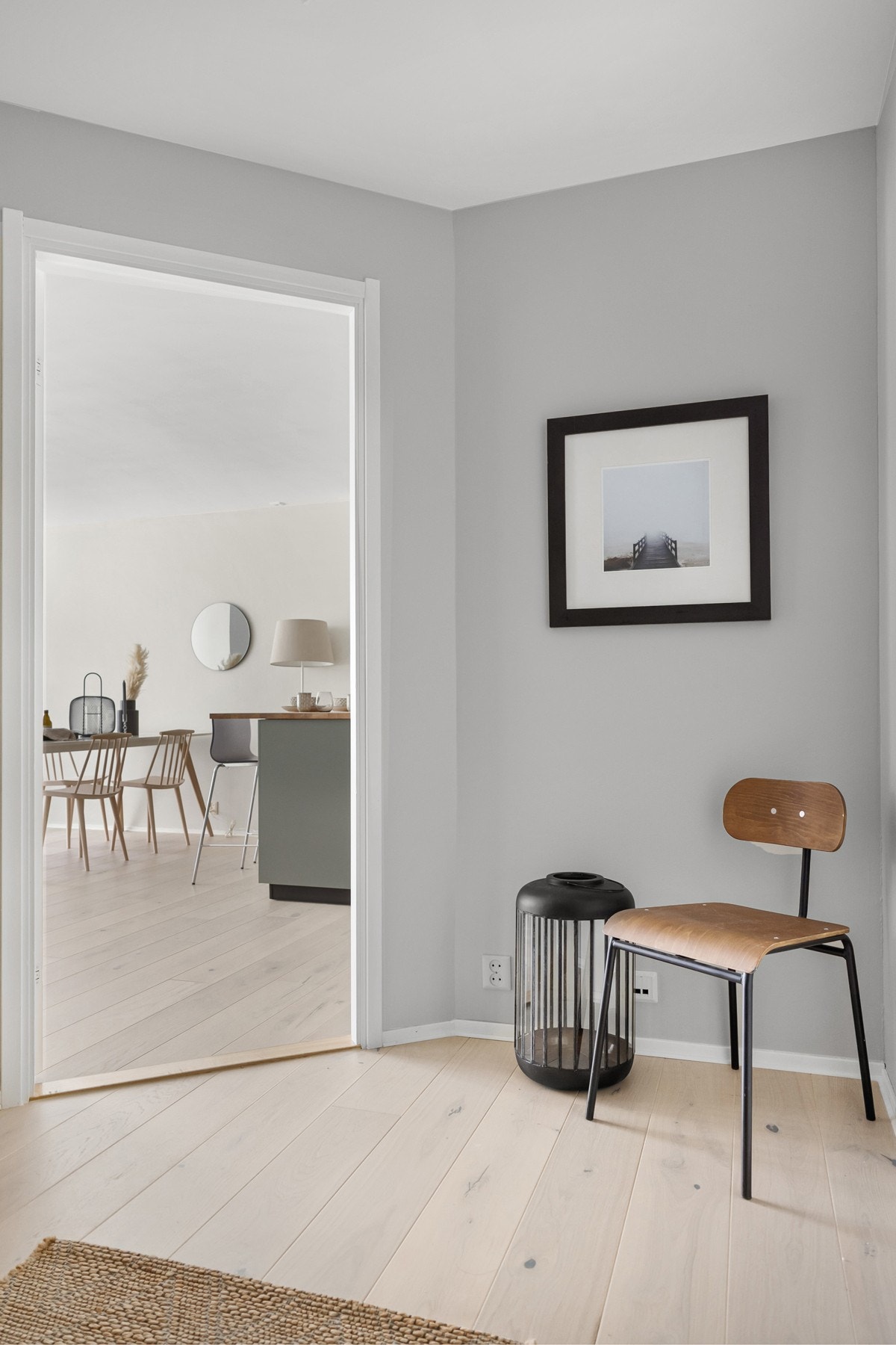 Fra entréen/gangen har du tilgang til tidløst og pent baderom, før du trer ut i et luftig oppholdsrom. Galleribilde