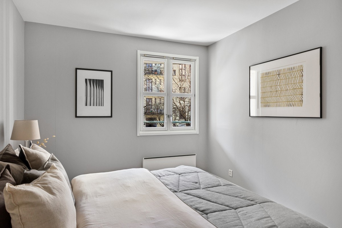 Soverommet vender ut mot skjermet og hyggelig gårdsrom. Galleribilde