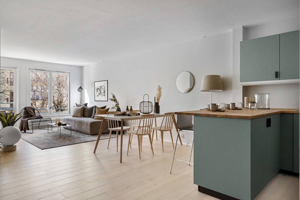 Leiligheten har en åpen stue- og kjøkkenløsning med splitter ny og delikat kjøkkeninnredning fra 2021. Galleribilde