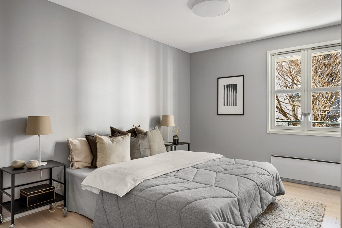 Romslig soverom meg god plass til bred dobbeltseng, nattbord, kontorpult og garderobeløsning. Galleribilde