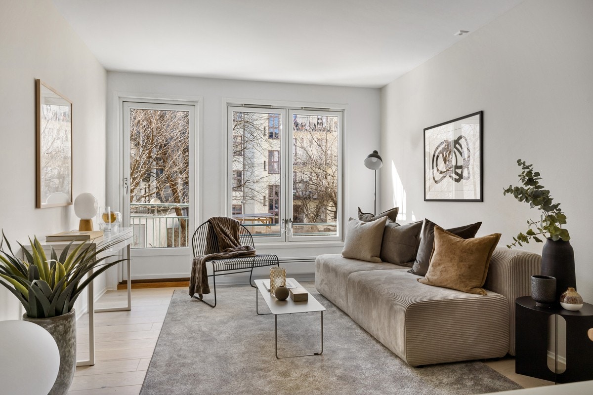 Leiligheten har et splitter nytt enstavs parkettgulv i hvitpigmentert eik. Galleribilde