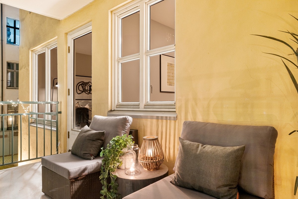 Fra stuen har man tilgang til romslig, sydvestvendt balkong som vender ut mot koselig og skjermet gårdsrom. Galleribilde