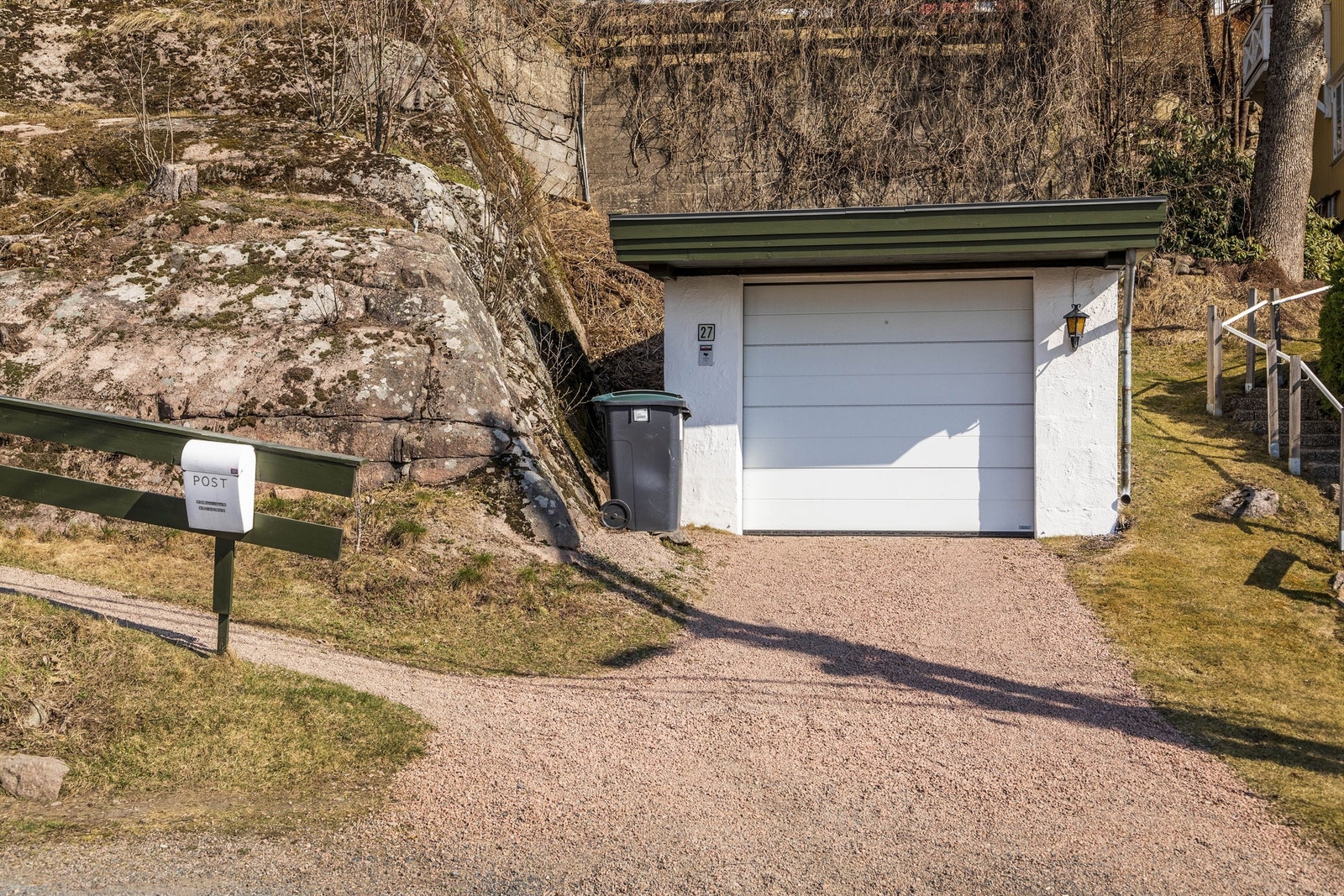 Enkeltgarasje med elektrisk portåpner og lademulighet. Galleribilde