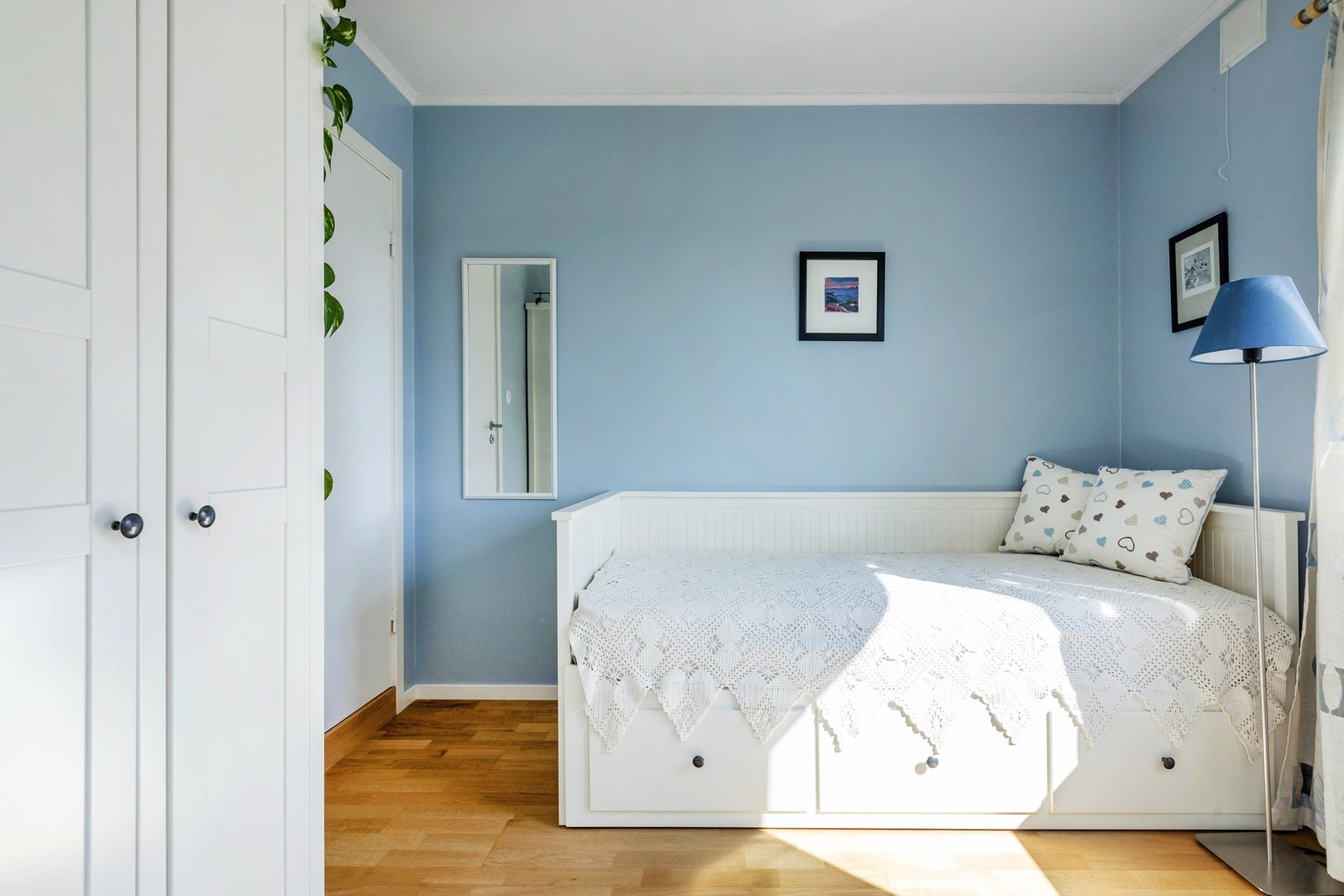 Soverom 2 har tilkomst via ett av soverommene samt fra badet Galleribilde