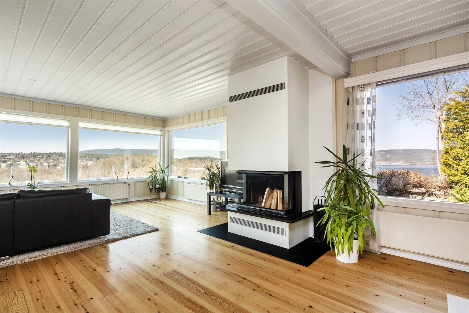 De store vinduene og den åpne planløsningen gir masse naturlig lys inn i boligen. Panoramavinduer både mot vest og nord gir fantastisk utsikt mot nærområdet, Maridalsvannet, Nordmarka, Holmenkollen og Tryvann. Galleribilde