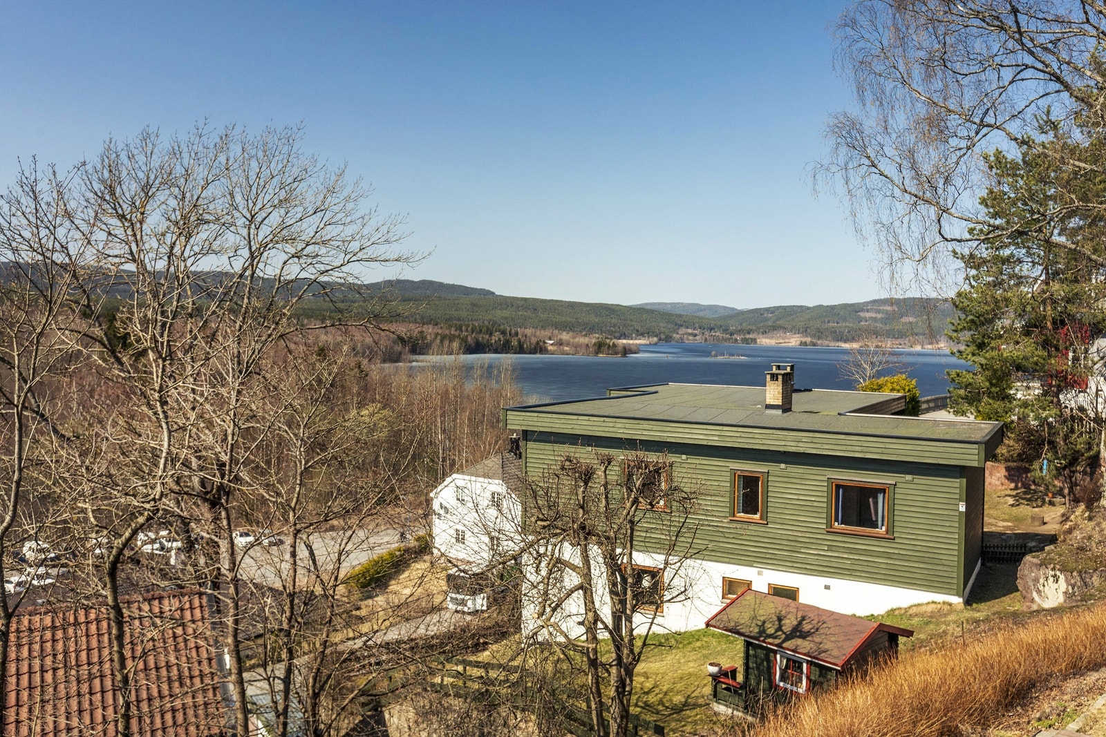 Boligen ligger flott og idyllisk i vestvendt skrånende terreng med gode solforhold og nydelig utsikt over nærområdet, Maridalsvannet, Nordmarka, Tryvann og Holmenkollen. Galleribilde