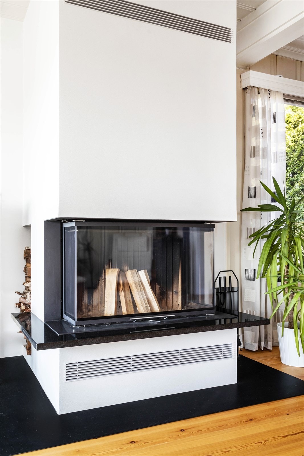 Det ble i 2016 montert en eksklusiv Brunner-peis i stuen. Galleribilde