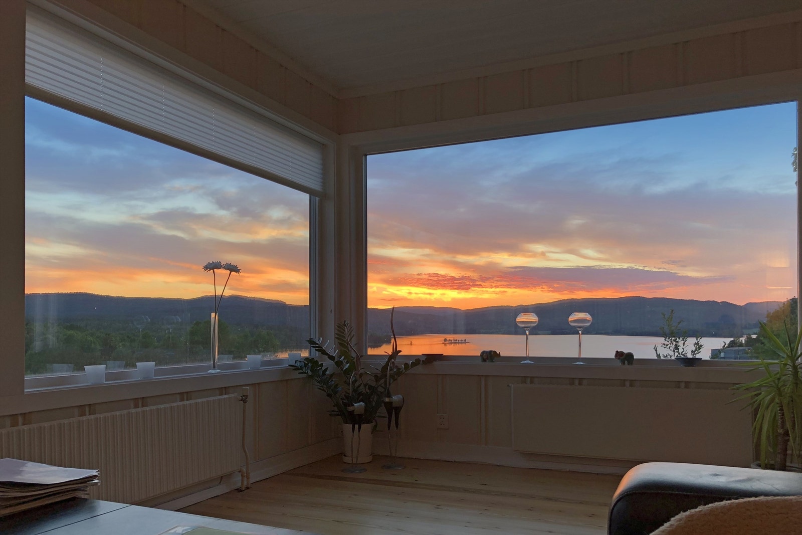 Stemningsbilde tatt av selger. Utsikten mot Maridalsvannet blir som et levende maleri som forandrer seg gjennom hele året. Galleribilde